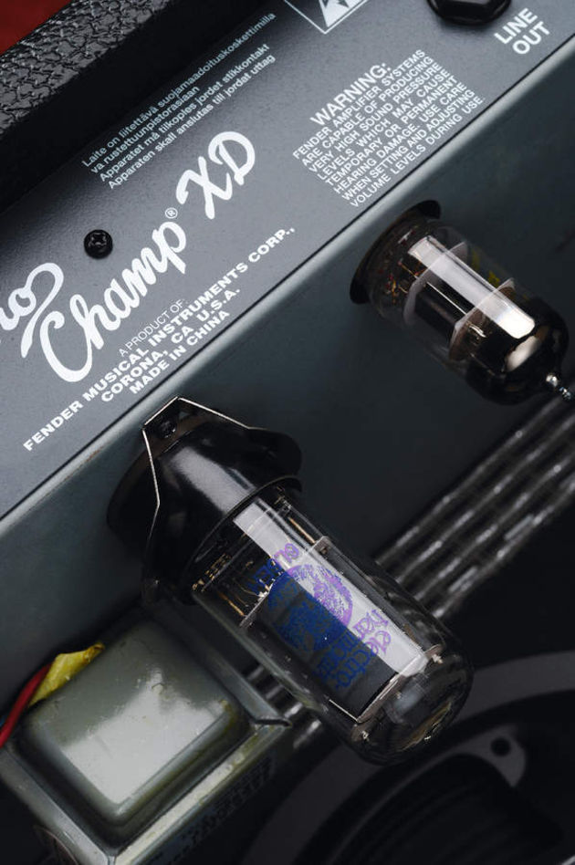 Fender Vibro Champ XD The Vibro Champ has 12AX7A and 6V6 valves.